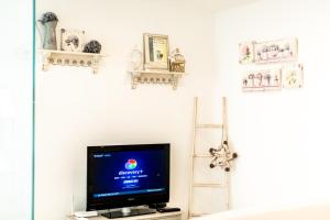 A television and/or entertainment centre at Casa vacanze La Scala d'Oro
