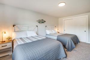two beds in a room with two beds sidx sidx sidx sidx at Chic Westport Vacation Rental, Walk to Beach! in Westport