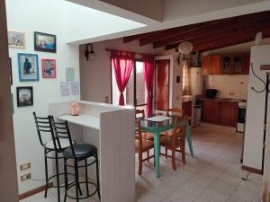 - une cuisine et une salle à manger avec une table et des chaises dans l'établissement Para Toda la Familia, à Puerto Madryn