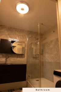a bathroom with a shower with a glass shower stall at Chambres cosy près de Paris in Asnières-sur-Seine