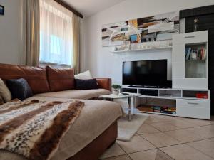un soggiorno con divano e TV a schermo piatto di Paradise a Pola (Pula)