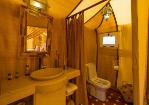 Koupelna v ubytování Amazing Desert Luxury Camp