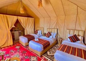 Postel nebo postele na pokoji v ubytování Amazing Desert Luxury Camp