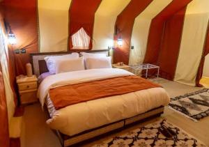Postel nebo postele na pokoji v ubytování Amazing Desert Luxury Camp