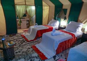 Postel nebo postele na pokoji v ubytování Amazing Desert Luxury Camp