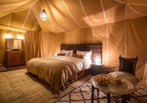 Postel nebo postele na pokoji v ubytování Amazing Desert Luxury Camp