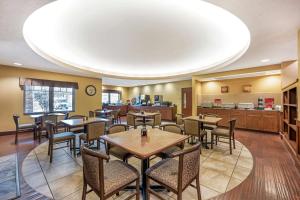 a restaurant with tables and chairs and a cafeteria at Best Western Plus Grand Island Inn and Suites in Grand Island