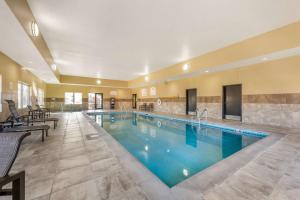格蘭德島的住宿－貝斯特韋斯特格蘭德島套房酒店，在酒店房间的一个大型游泳池