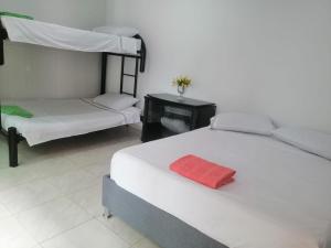 un dormitorio con dos camas y una litera en Casaquinta Con Piscina, en Villeta 17 fotos más