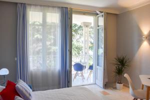 1 dormitorio con 1 cama y puerta corredera de cristal en Apt. 123 - Beautiful apartment on the lake en Porto Ceresio