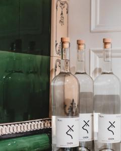 tres botellas de vino sentadas en un mostrador en Gasthof Oxen, en Küsnacht