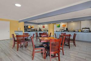 a restaurant with a table and chairs and a kitchen at Quality Inn & Suites Dublin in Dublin