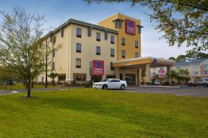 un coche blanco estacionado frente a un hotel en Comfort Suites Golden Isles Gateway, en Brunswick