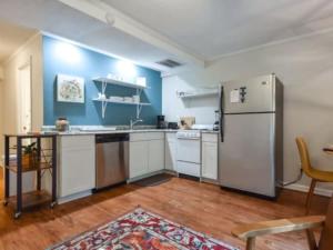 uma cozinha com um frigorífico e uma mesa em The Glory Glory Cottage Guest Suite Huge Yard em Athens
