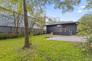 un bâtiment avec un banc dans une cour dans l'établissement Elegant in Noir- Midcentury Modern Vibes, à Chattanooga