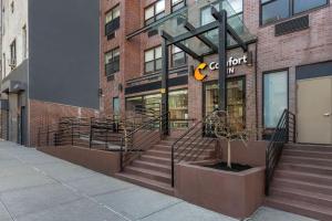 een winkel met trappen voor een gebouw bij Comfort Inn Manhattan - Midtown West in New York