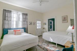 um quarto com 2 camas e uma ventoinha de tecto em Pretty Peach Palace-Historic, Mins to Downtown em Mobile