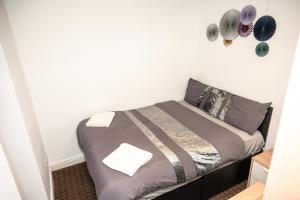 a small bedroom with a bed in a room at BV Homely Cozy Studio Apt Free Parking 10 Mins From Town Centre in Huddersfield