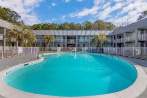 a large swimming pool in front of a building at Quality Inn & Suites Hardeeville - Savannah North in Hardeeville