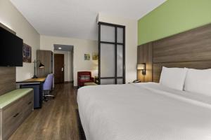 Postel nebo postele na pokoji v ubytování Comfort Suites Charleston West Ashley