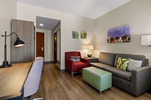 Posezení v ubytování Comfort Suites Charleston West Ashley