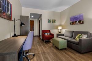 Posezení v ubytování Comfort Suites Charleston West Ashley