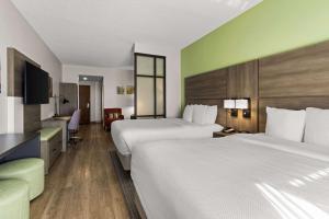Postel nebo postele na pokoji v ubytování Comfort Suites Charleston West Ashley