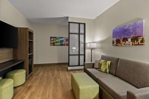 Posezení v ubytování Comfort Suites Charleston West Ashley