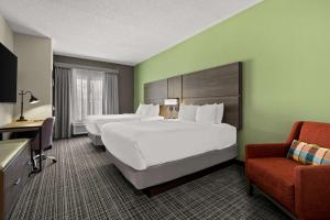 Postel nebo postele na pokoji v ubytování Comfort Suites Charleston West Ashley
