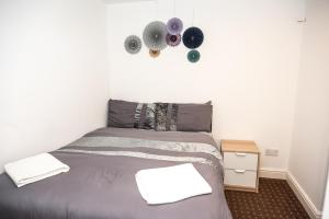 Säng eller sängar i ett rum på BV Homely Cozy Studio Apt Free Parking 10 Mins From Town Centre