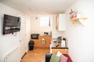 a small apartment with a kitchen and a living room at BV Homely Cozy Studio Apt Free Parking 10 Mins From Town Centre in Huddersfield