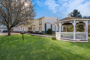 ファームビルにあるQuality Inn University Areaの建物前の芝生の中の展望台