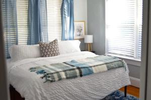 Giường trong phòng chung tại Perfectly Modern Craftsman- close to everything!