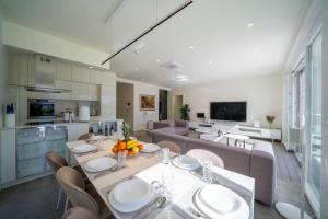 a kitchen and living room with a table and chairs at Villa Tor in Gornji Orahovac