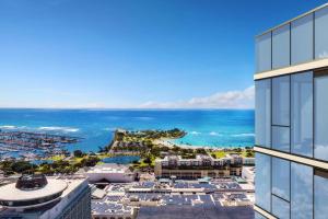 uma vista para o oceano a partir de um edifício em Renaissance Residences Oahu Honolulu em Honolulu