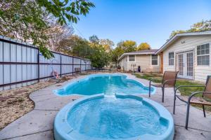 einen Pool in einem Garten mit Stühlen und einem Haus in der Unterkunft Jupe There it is - Pool in San Antonio