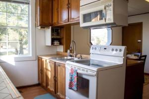 uma cozinha com um fogão branco e um lavatório em Capitol State Heights em Montgomery