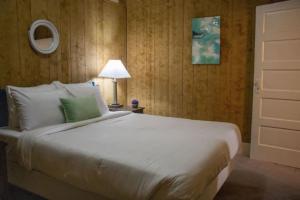 モンゴメリーにあるCapitol State Heightsのベッドルーム(大きな白いベッド1台、ランプ付)