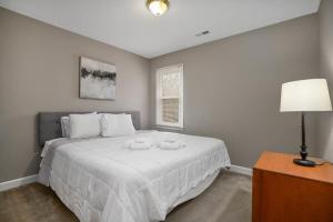 1 dormitorio con 1 cama con 2 toallas en Relaxing Raleigh Retreat, en Raleigh