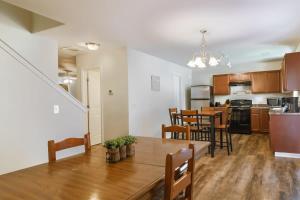The Modern Guest House Benning in Your Backyard في كولومبوس: مطبخ وغرفة طعام مع طاولة وكراسي