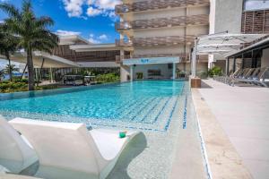 una piscina frente a un edificio en Sonesta Ocean Point Resort- All Inclusive - Adults Only, en Maho Reef