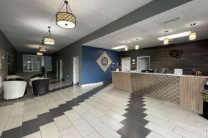 a lobby of a restaurant with a counter and chairs at Econo Lodge in Forest City