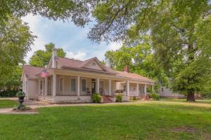 una casa blanca con bandera americana en Wrap-Around Porch Uptown Stay-Pets Welcome!, en Columbus
