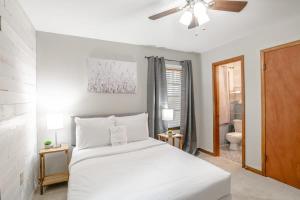 Cama ou camas em um quarto em Wonderstruck on Wendover- 20 Mins to Downtown