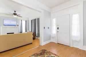 ein Wohnzimmer mit einer Couch und einem Deckenventilator in der Unterkunft Heart of Downtown Craftsman Walk to Shops Dining in Columbus + 59 Fotos