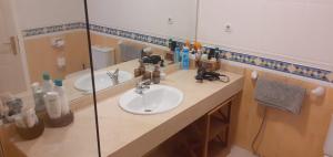 Baño con 2 lavabos y espejo en Oasis Waves House Papagayo, en Corralejo