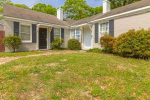 una casa con césped delante en The Delightful Doubles- Unit E- Centrally Located, en Columbus