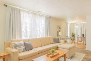 Predel za sedenje v nastanitvi The Delightful Doubles- Unit A- Centrally Located