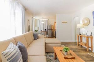 Predel za sedenje v nastanitvi The Delightful Doubles- Unit A- Centrally Located