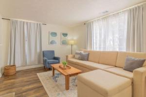 Predel za sedenje v nastanitvi The Delightful Doubles- Unit A- Centrally Located